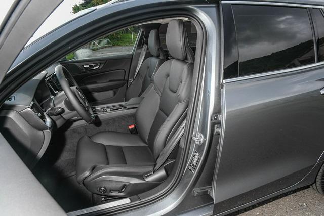 全車系採用真皮座椅附電動調整、恆溫空調，高規 T6 Inscription 則換成質感更好的 Nappa 座椅。
