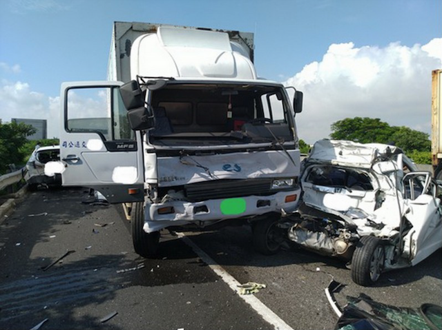 大貨車疑未保持安全距離，追撞前方自小客車。（記者吳俊鋒翻攝）