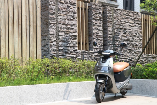 用充電和 Gogoro 一較高下，emoving iE125 電動機車試駕！（內有試駕影音）