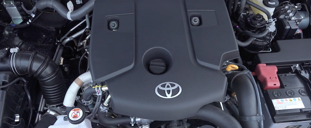 Hilux 採用 2.8 升柴油引擎，與 Granvia 相同，優勢都在於低轉速時的強大扭力表現。