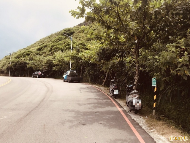 基隆外木山湖海路沿線都畫紅線禁止停車。（記者盧賢秀攝）