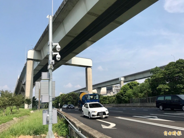 國道一號林口交流道匝道口設置全新北第一台的智慧型攝影機。（記者陳心瑜攝）