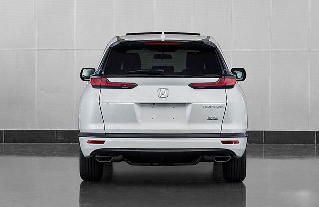 車尾採用雙出排氣管，LED 尾燈與 BMW 新生代車款相似，在視覺上有加分之功效。