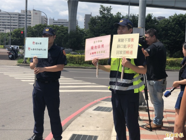新北市交通警察大隊指出，科技執法裝置針對「未保持路口淨空」、「未依標誌標線行駛」及「闖紅燈」的違規車輛錄影取締。（記者周湘芸攝）
