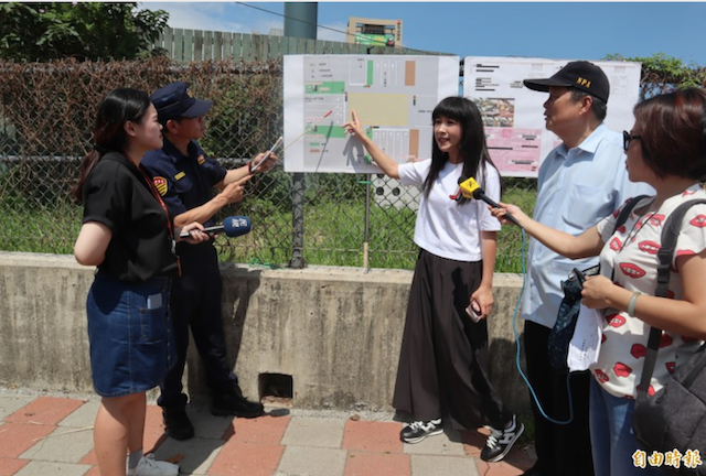 市議員蔡淑君強調，此路口車流量大，一旦警方進行違規取締或是發生事故勢必會造成嚴重回堵。（記者周湘芸攝）