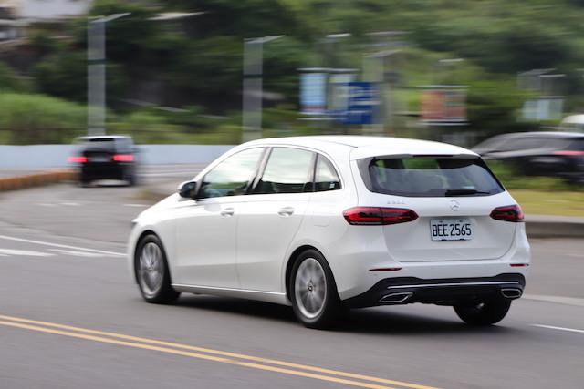 以一輛 MPV 等級車款來看，B200 的動力算是堪用，油耗也不差。