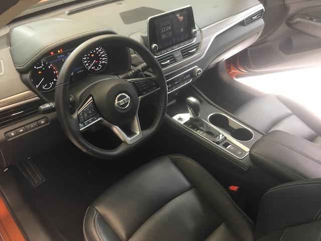 D 型運動方向盤為 Altima 全車系標配，並附上換檔撥片。