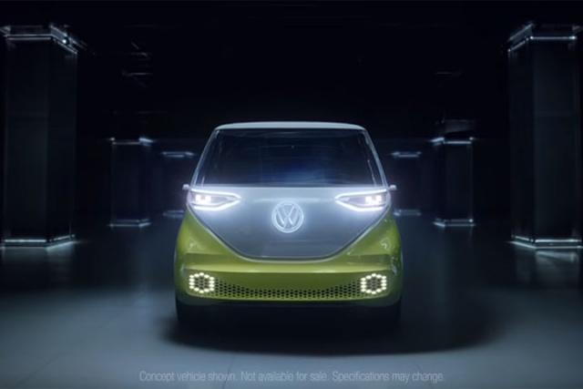 可以發現 Logo 應用在電動車上，還可以做為照明燈。