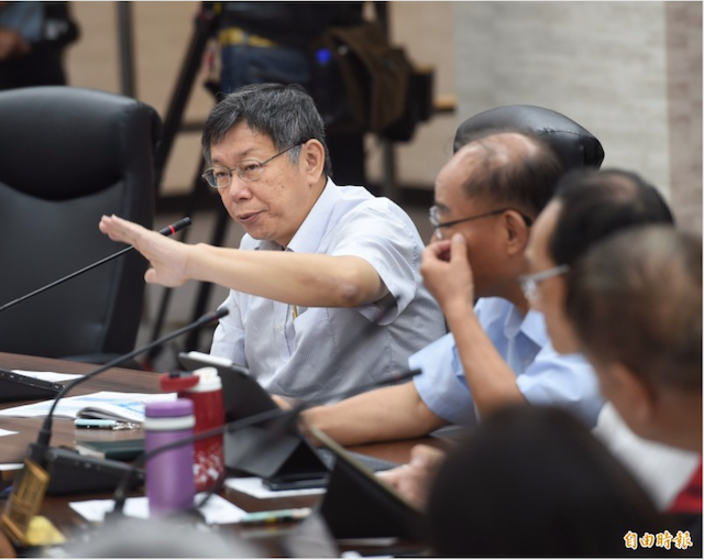 台北市交通局自 7 月 1 日起新法規上路，停在路邊停車格或公有停車場 30 天且都未繳費者，在張貼通知單 15 日後將拖吊。但市長柯文哲今主持交通會報，聽到總共要「45 天」才能拖走，相當不以為然。（記者方賓照攝）