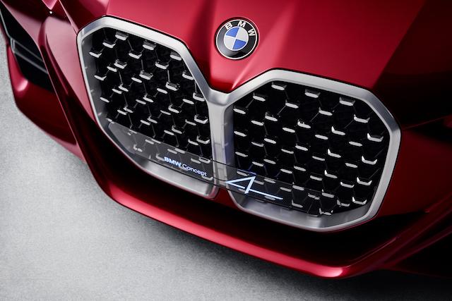 在腎型水箱護罩上方的 V 型位置，剛好可擺放 BMW 廠徽。