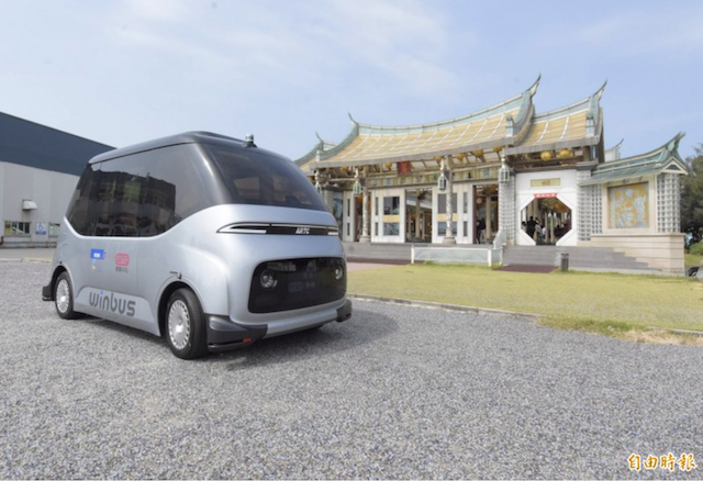 全台第 1 輛由國內自行研發製造的自駕電動小巴士 WinBus ，今在鹿港鎮彰濱工業區舉辦搭乘體驗會。（記者湯世名攝）
