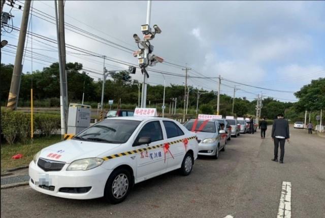 原 PO 拍下自己的迎娶車隊，看起來氣勢非凡。（圖擷自爆廢公社）
