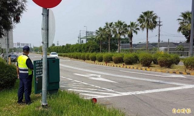 國道 3 號南投縣竹山交流道今國慶連假最後 1 天，車輛明顯減少，但員警仍堅守崗位維護交通。（記者謝介裕攝）