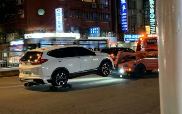 某拖吊公司疑似操作不慎，導致拖吊之車輛直接接觸柏油路面，發出尖銳聲響，也讓網友在臉書社團曝光狀況，並提醒車主「如果車子有問題請找拖車公司」。（圖片擷取自「爆廢公社二館」）
