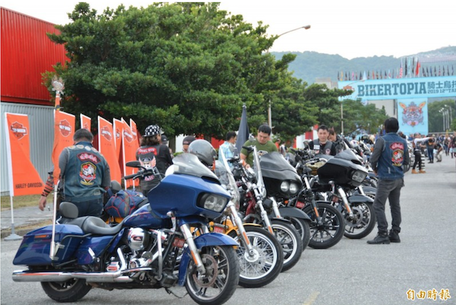 「2019 BIKERTOPIA 騎士烏托邦」今在花蓮登場,省道台 9 線、台 11 線及花蓮市區街道,午後就可看到哈雷重機及偉士牌機車陸續前往新天堂樂園集結。(記者王峻祺攝)
