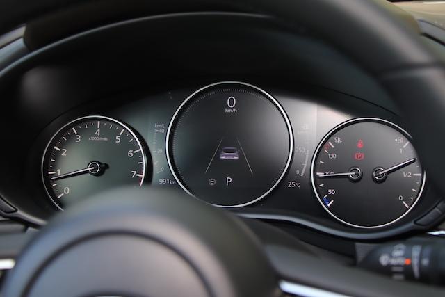7 吋數位儀表板是 CX-30 全車系標配，中央螢幕更可切換成多種樣式。