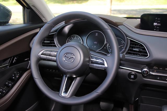 方向盤與 Mazda 3 相同，握感佳，皮質包覆方向盤及按鍵質感都很出色。