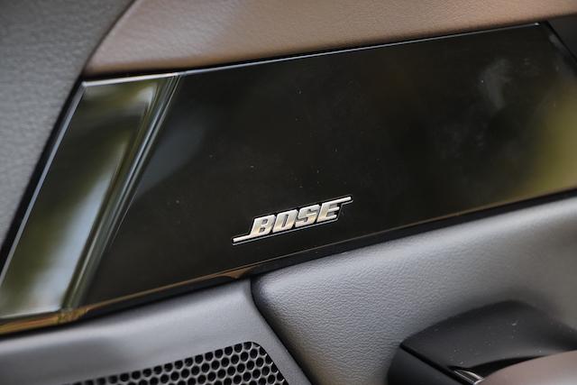 只有旗艦進化型才有的 BOSE 環繞音響，附 12 支揚聲器。