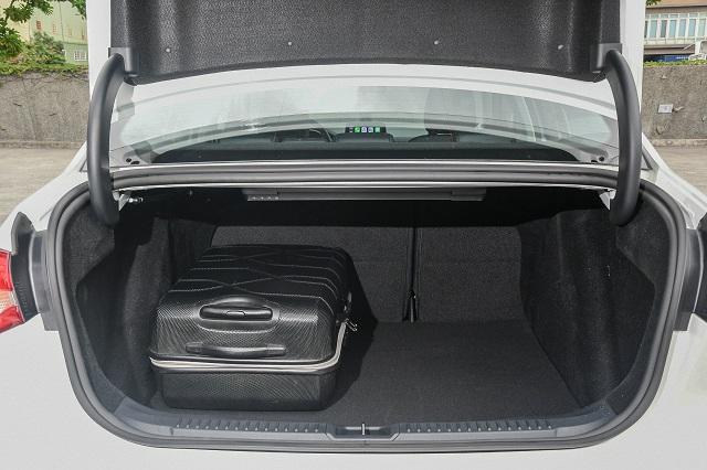 除了 Toyota Vios 之外，Ford Focus 與 Honda City 均具備 6/4 後座分離傾倒。