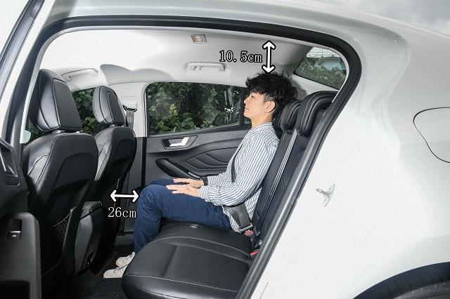 Focus 後座橫向空間（後兩門板距離）能達到 140cm 之譜，此外後座配有兩具 3c 充電設計，其中一個為 Type-C 規格，只可惜就是少了後座出風口的貼心設計。