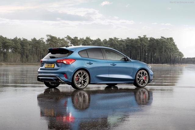 性能化的 Focus ST 透過跑車方向盤、Recaro 賽車座椅、金屬踏板等料件提升視覺熱血氣息。