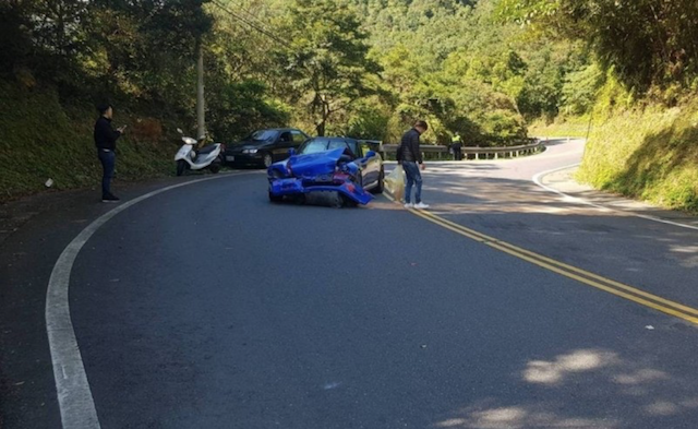 葉男的 S2000 自撞山壁，造成車頭嚴重凹陷。（記者徐聖倫翻攝）