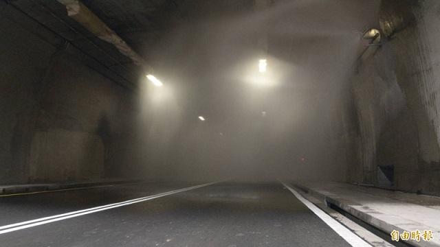 草埔隧道內設計有水霧系統，車輛起火時系統可自動偵測，並於 3 分鐘內自動啟動灑水，可在消防人員到場前，先有效控制火勢及降溫。（記者鄭瑋奇攝）