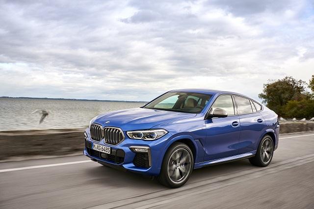不同於 X5、X7 休旅家族，新 X6 首次採用 LED 飾光水箱護罩，在夜間行駛時，額外令人注目，這項特色屆時在台灣選配價為 3.3 萬元，再搭配額外加價選配的雷射頭燈，可提升夜間行車辨識度。