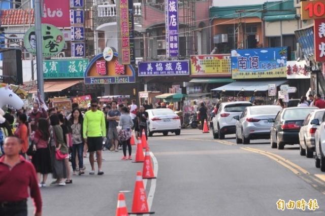 學者建議逆向行走比較安全。（示意圖，圖中人物與本新聞無關）