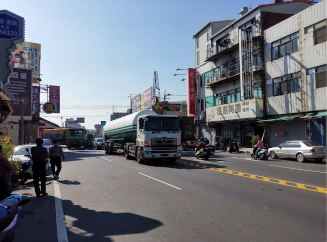 老翁騎在槽車旁，命喪輪下。（記者顏宏駿翻攝）