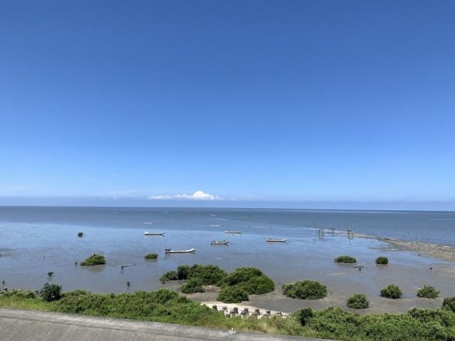 「西濱彰化路段」被喻為台灣最美麗的海洋公路。(圖交通部公路總局提供)