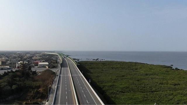 「西濱彰化路段」預計本月底通車,沿線經過溼地用半包覆式隔音牆隔絕車聲對野鳥的干預。(圖交通部公路總局提供)
