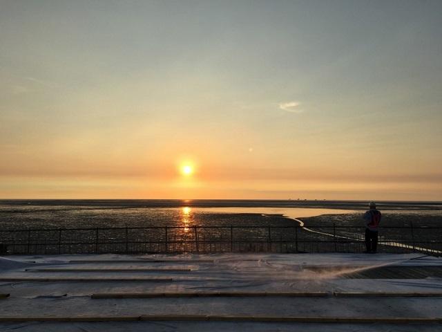 「西濱彰化路段」預計本月底通車,沿線可見美麗的夕陽。(圖交通部公路總局提供)