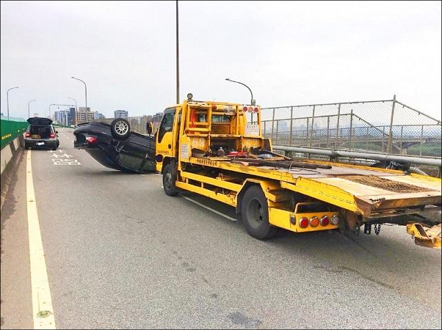 避免收費糾紛，快速公路拖救費將比照國道明定標準，明年起開始實施。（資料照）