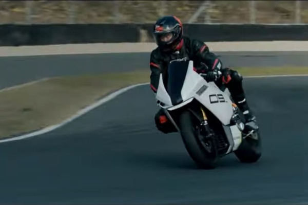 小米推極速 200km/h 電動重機，外媒質疑抄襲 Yamaha R6！（內有影片）