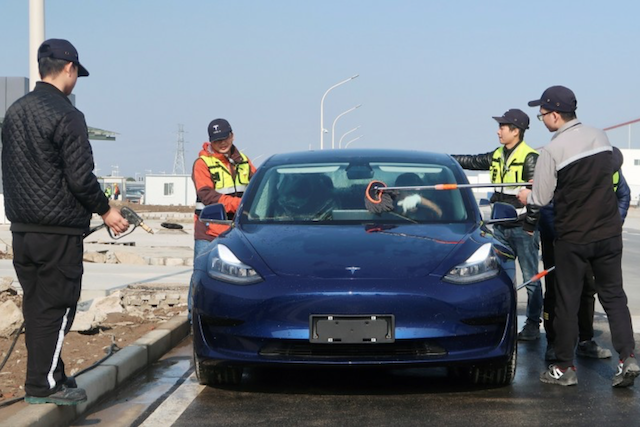 特斯拉上海超級工廠製造的 Model 3 即將交車，售價還調降。（路透）
