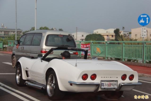 有民眾為讓珍藏多年老車參加賽車節盛會，緊急申請臨時車牌，以免遭查扣。（記者陳冠備攝）