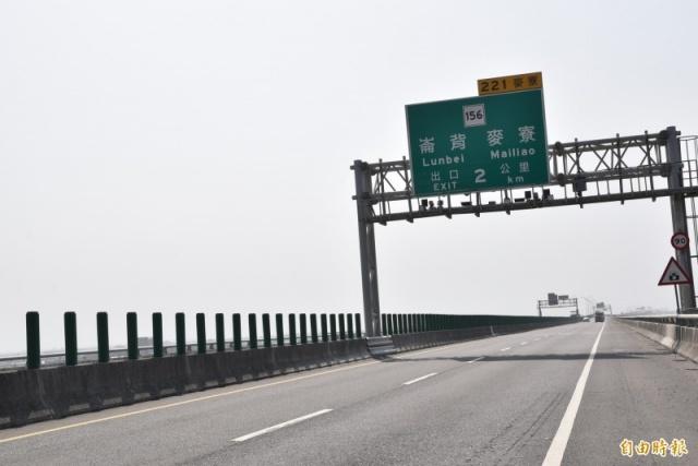 台61線西濱快速道路去年新增兩處固定式違規照相 4 個月共舉發 1 萬 1480 多件，每天舉發量遠高於年度測速王。（記者黃淑莉攝）