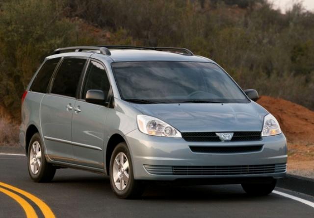 2004 年 Toyota Sienna。