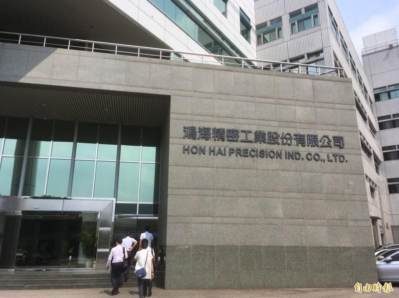 台灣本土汽車品牌裕隆集團與全球資通訊產業龍頭鴻海科技集團今（7）日宣布雙方簽署合作協議，未來將設立合資公司，共同推動汽車整車研發設計、開放平台共用化及生態。（記者陳柔蓁攝）