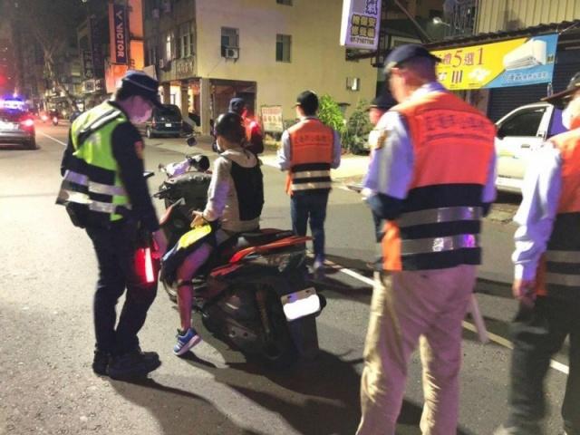 高市街頭近有改裝車半夜擾清夢，警方交通大執法鎖定改裝車。（記者黃良傑翻攝）