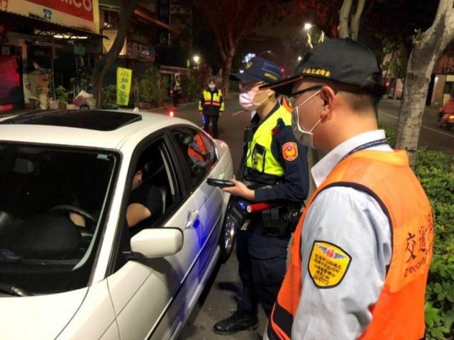 高市街頭近有改裝車半夜擾清夢，警方交通大執法鎖定改裝車。（記者黃良傑翻攝）