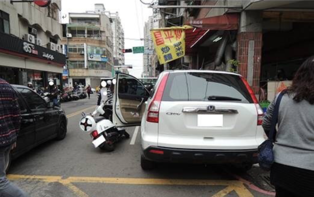 台中市李姓男子違規停車不打緊還隨興開門下車，造成後方騎車的張姓教授閃避不及撞上，導致腳趾骨折受傷。示意圖，與本新聞無關。（資料照，記者許國楨翻攝）