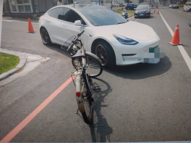 碰瓷？單車逆向撞特斯拉 要求賠現金