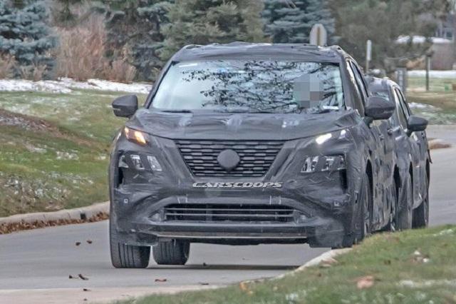 大改款 Nissan X-Trail 積極路測中，將與下一代 Mitsubishi Outlander 採共同底盤開發，而 Outlander 已大致篤定將在今年 10 月現身，據傳 X-Trail 會選在明年 1 月發表。