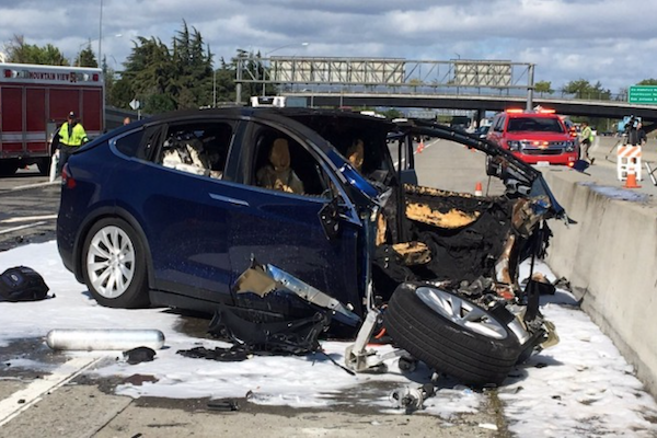 台裔工程師開特斯拉自駕撞車亡 美報告：撞擊前玩手遊