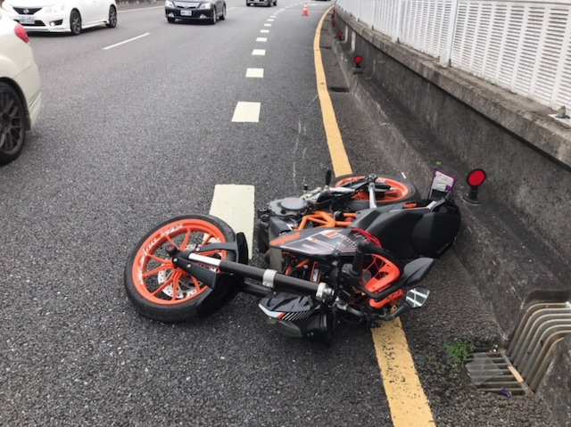 環東大道 27 日發生一起大型重機摔車，導致騎士頭部重創，送醫不治，市警局交通警察大隊呼籲重機騎士行駛注意速度，勿過快。（台北市警察局交通警察大隊提供）