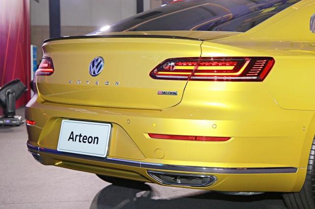 車尾擁有新式樣尾燈，同時品牌 Logo 下方還有車款名稱的字樣。