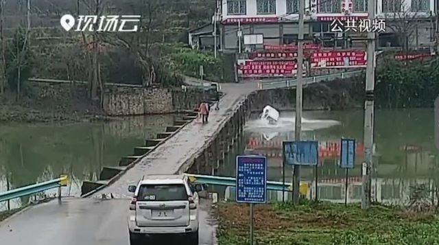 中國貴州近日有名男駕駛開著剛領牌的新車過橋時，因分心低頭看手機，閃避橋上路人不及，直接衝出橋面、翻落河中，所幸該名男子及時逃出，僅右手臂脫臼。（圖擷取自微博）