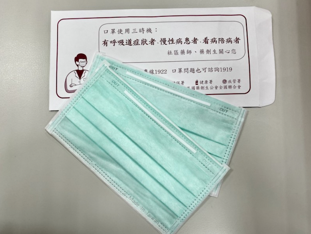 近來有一名少年無照駕駛機車，為躲避警方追捕，便拿口罩遮擋車牌。消息一出，網友狂罵，「浪費口罩！」（記者黃佩君攝）
